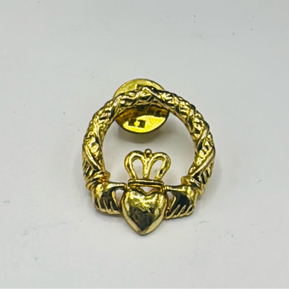 Gold tone Claddaugh pin. Vintage.